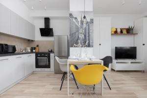 Bright Studio for 3 with Balcony and Parking by Noclegi Renters