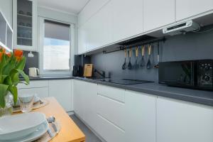 Jasny Apartament z 3 sypialniami oraz Miejcem do Pracy by Noclegi Renters