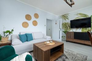 Jasny Apartament z 3 sypialniami oraz Miejcem do Pracy by Noclegi Renters