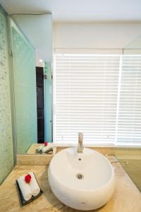 Little Hanoi Deluxe Hotel