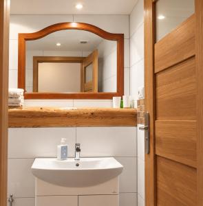 Dom na Przedgórzu - Apartamenty z ogrodem i widokiem na Góry Izerskie