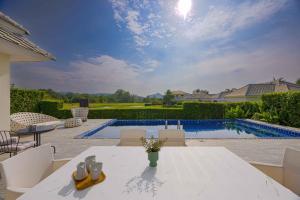 Black Mountain 3BR Pool Villa + Maid (BMW14)