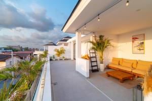 Seaview Rooftop Private 2BR Pool Villa - 3 Minutes Walk to Seseh Beach