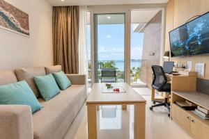 1BR Condo with Sea and Pool View- Beach Front 6406