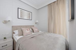 Bright Studio with Balcony in City Centre by Noclegi Renters