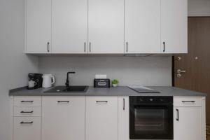 Bright Studio with Balcony in City Centre by Noclegi Renters