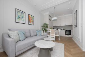 Bright Studio with Balcony in City Centre by Noclegi Renters