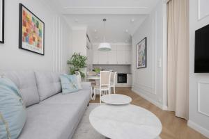 Bright Studio with Balcony in City Centre by Noclegi Renters