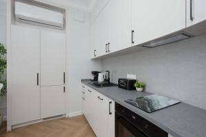 Bright Studio with Balcony in City Centre by Noclegi Renters
