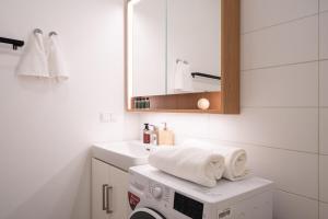 Amazing Location, 1 Bedroom, Bath, Fast WiFi - Charming Retreat by Innorental