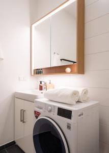 Amazing Location, 1 Bedroom, Bath, Fast WiFi - Charming Retreat by Innorental