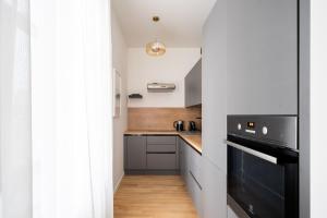 Amazing Location, 1 Bedroom, Bath, Fast WiFi - Charming Retreat by Innorental