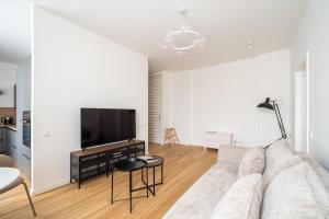 Amazing Location, 1 Bedroom, Bath, Fast WiFi - Charming Retreat by Innorental