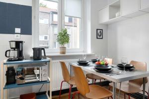 Cosy Apartment for 3 with Desk by Noclegi Renters
