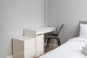 Praga Ostrobramska Lavish Apartment by BookingHost