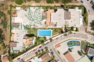 Napoleon 4A with pool close to the beach