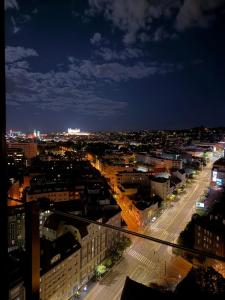 21st Floor City Views - Spacious Flat