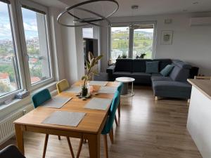 21st Floor City Views - Spacious Flat