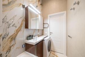 Fast Wi-Fi, Bath, Super Central, Brand New - by Innorental