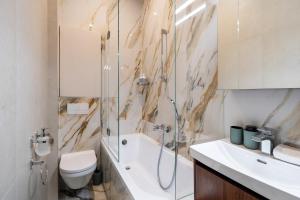 Fast Wi-Fi, Bath, Super Central, Brand New - by Innorental