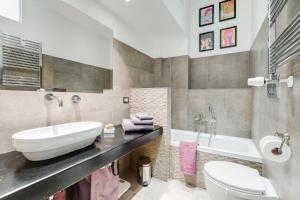 Micols Place, bright apt 2 rooms, 2 toilets, near metro, 80 mq