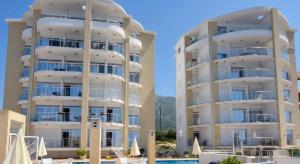 Modern apartment with sea view in Dobra Voda, 95 m², Pool