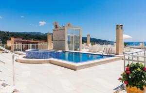 Modern apartment with sea view in Dobra Voda, 95 m², Pool