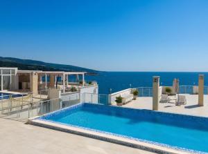 Modern apartment with sea view in Dobra Voda, 95 m², Pool