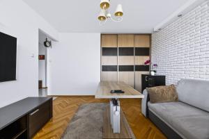 Wola Central Apartment - Balcony, AirCon, Metro Nearby