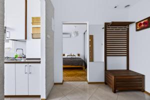 Wola Central Apartment - Balcony, AirCon, Metro Nearby