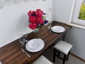 Wola Central Apartment - Balcony, AirCon, Metro Nearby