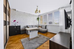 Wola Central Apartment - Balcony, AirCon, Metro Nearby