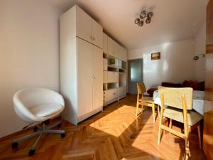 Przestrzenna Comfort Apartment by BookingHost
