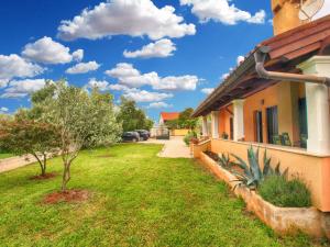 Holiday Home with A - C in Porec-Istrien 33419
