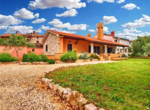 Holiday Home with A - C in Porec-Istrien 33419