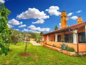 Holiday Home with A - C in Porec-Istrien 33419