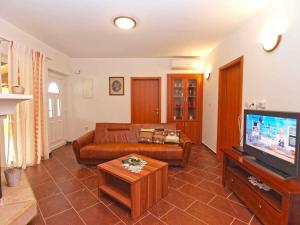 Holiday Home with A - C in Porec-Istrien 33419