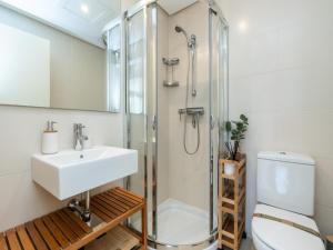 Charming 2-Bedroom Lagoon Apartment