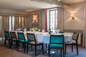 Hotels Hotel Aux Vieux Remparts, The Originals Relais : photos des chambres