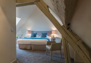 Hotels Hotel Aux Vieux Remparts, The Originals Relais : photos des chambres