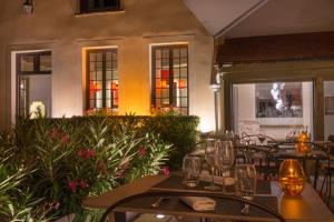 Hotels Hotel Aux Vieux Remparts, The Originals Relais : photos des chambres