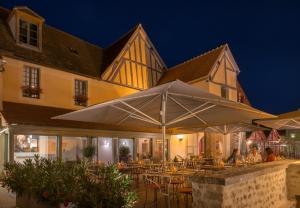 Hotels Hotel Aux Vieux Remparts, The Originals Relais : photos des chambres