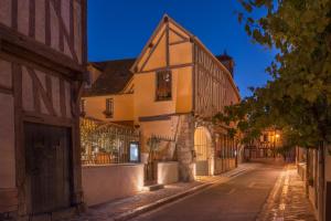 Hotels Hotel Aux Vieux Remparts, The Originals Relais : photos des chambres