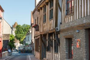 Hotels Hotel Aux Vieux Remparts, The Originals Relais : photos des chambres