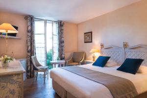 Hotels Hotel Aux Vieux Remparts, The Originals Relais : photos des chambres