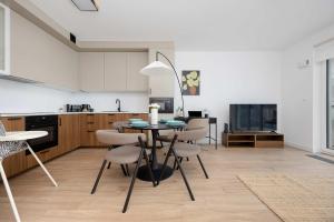 Comfortable Apartment in Warsaw with Workspace by Noclegi Renters