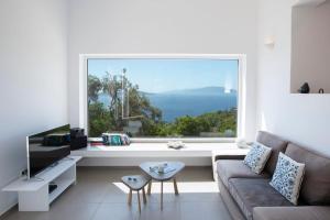 Villa NISI Stylish Sea-View Retreat with Pool & Easy Access
