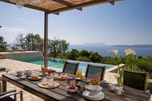 Villa NISI Stylish Sea-View Retreat with Pool & Easy Access