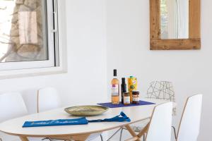 Villa NISI Stylish Sea-View Retreat with Pool & Easy Access