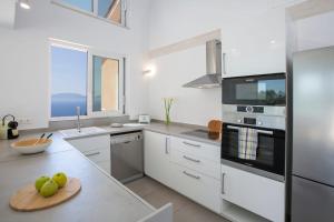 Villa NISI Stylish Sea-View Retreat with Pool & Easy Access